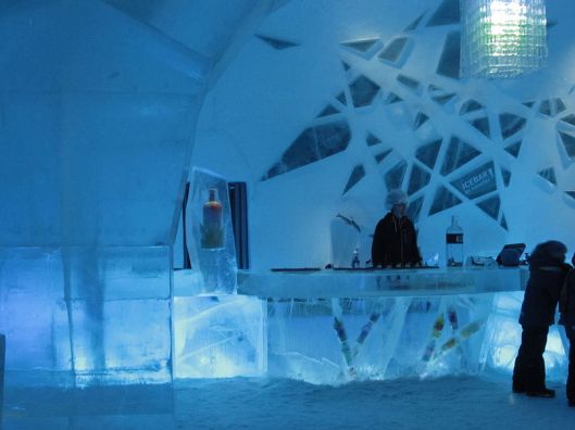 800px-Icebar_Icehotel_Jukkasjärvi_2012
